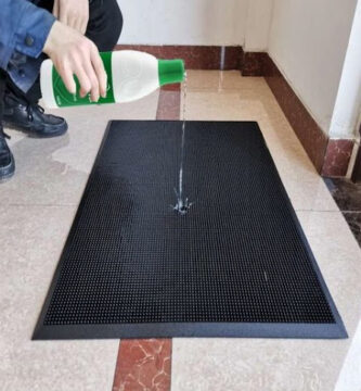 Uso de desinfectantes en los tapetes sanitizantes